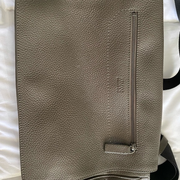 Giorgio Armani NWOT Messenger Bag in Pebble! - Picture 4 of 5